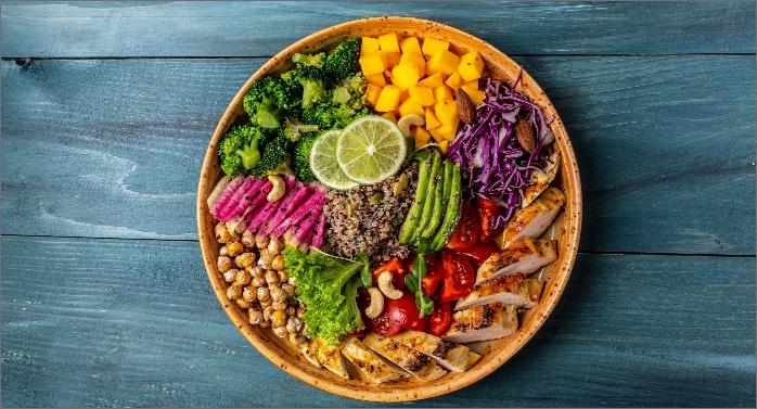 Ensalada de pollo fresca servida sobre la mesa.
