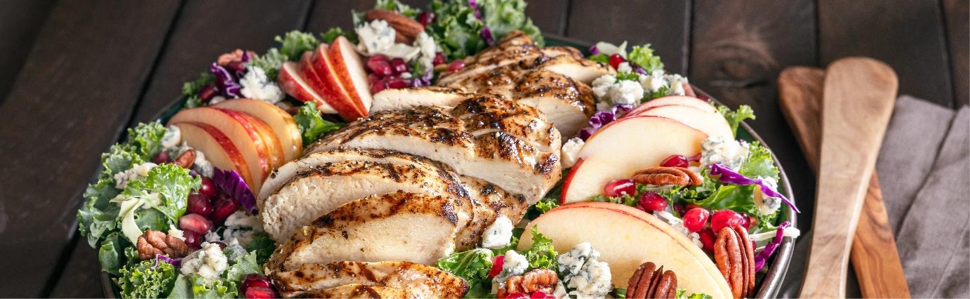 Ensalada de pollo fresca servida sobre la mesa.